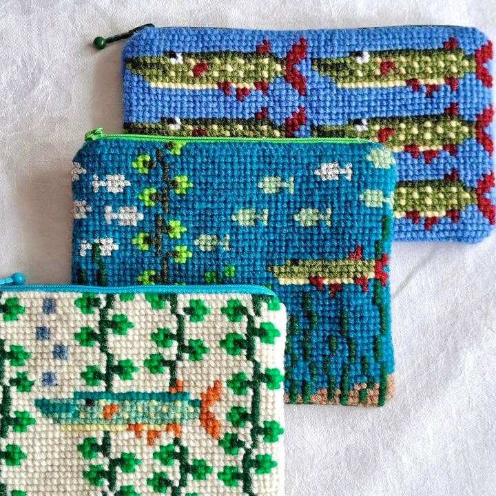 Egendesignat korsstygn mönster broderi med älg och fåglar i svensk natur sy en egen börs av korsstygnet