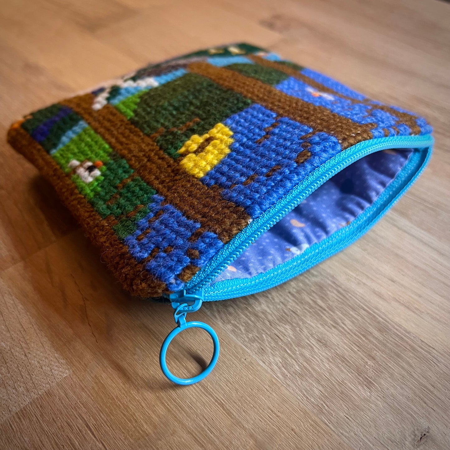 Handgjord unik börs, hare i svampskogen