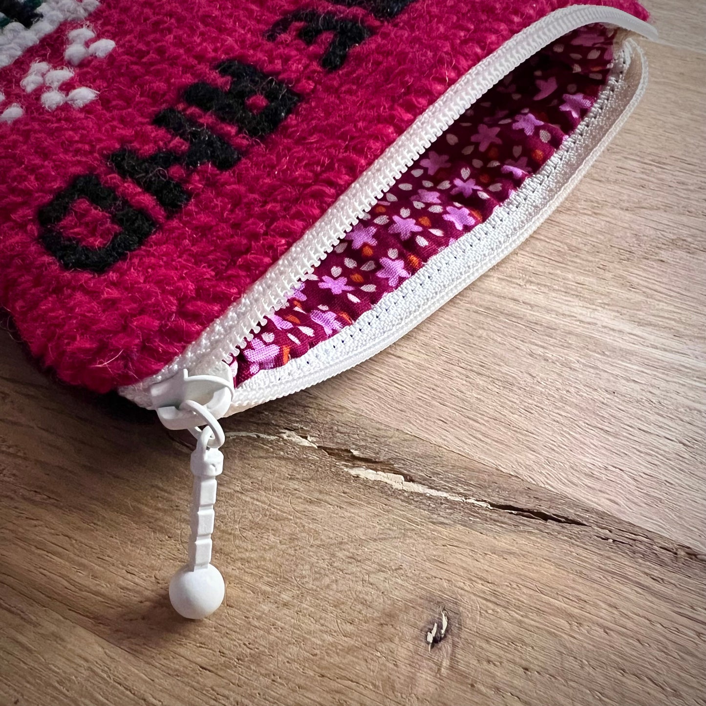 Handgjord unik börs, med text ”you me,and a cup of tea” röd 13,5x11cm