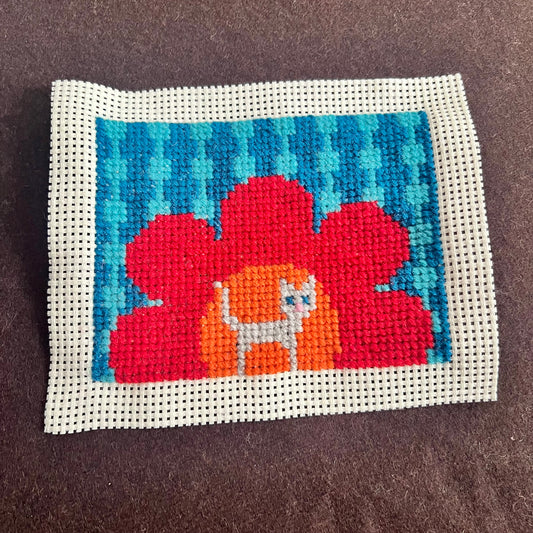 Broderi & sykit, liten börs ”retrokatten” röd blomma, 11x14cm