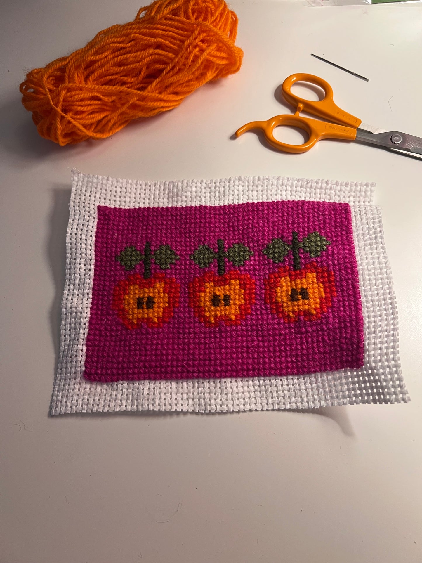 Broderikit med ullgarn ”äpplen päpplen”