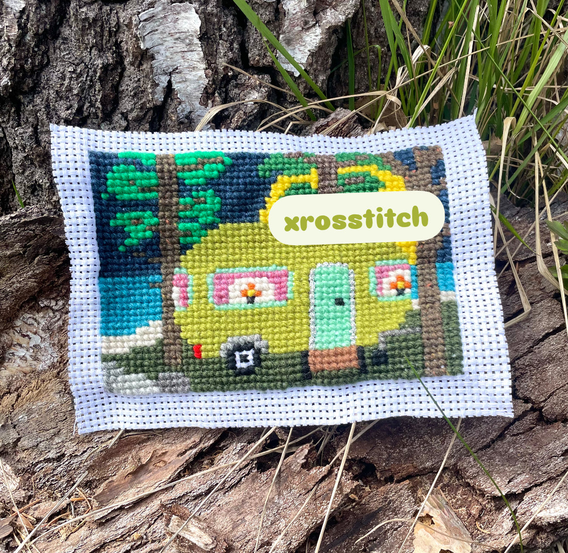 Egendesignat korsstygn mönster broderi med husvagn på camping vid havet i svensk natur grön