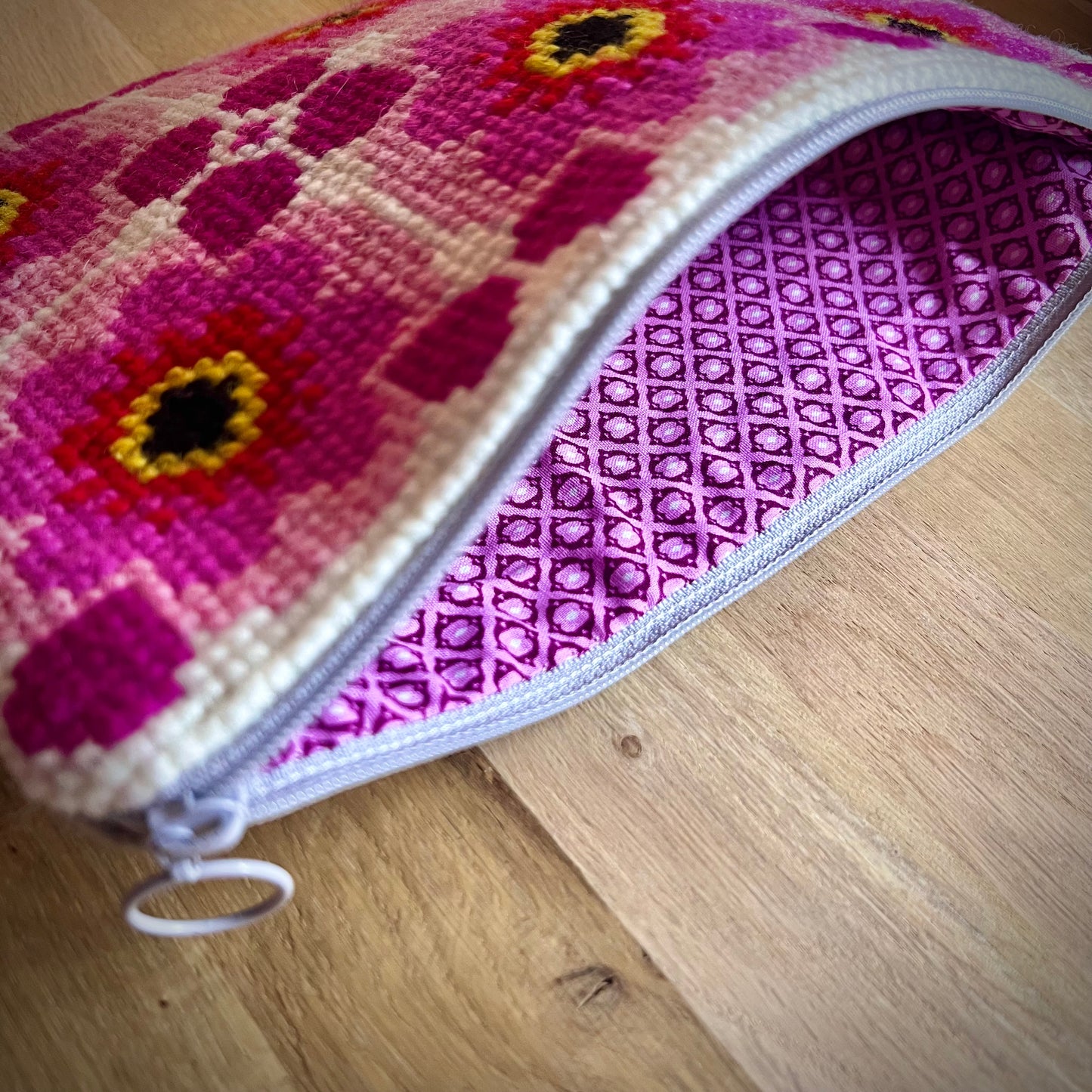 Handgjord unik börs, ”nyponrosor” rosa/vit/röd 25x17cm