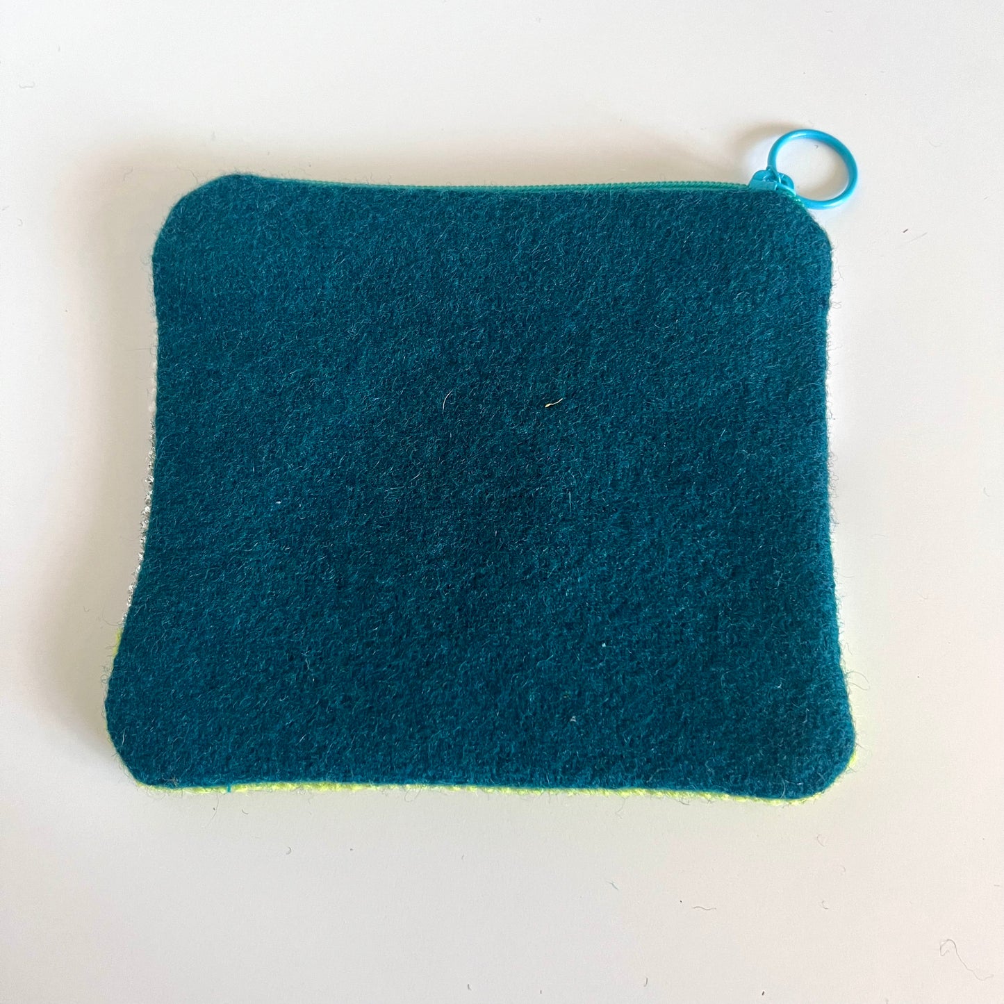 Handgjord unik börs korsstygns broderi i retrostil kaktuslandskap i eget unikt mönster