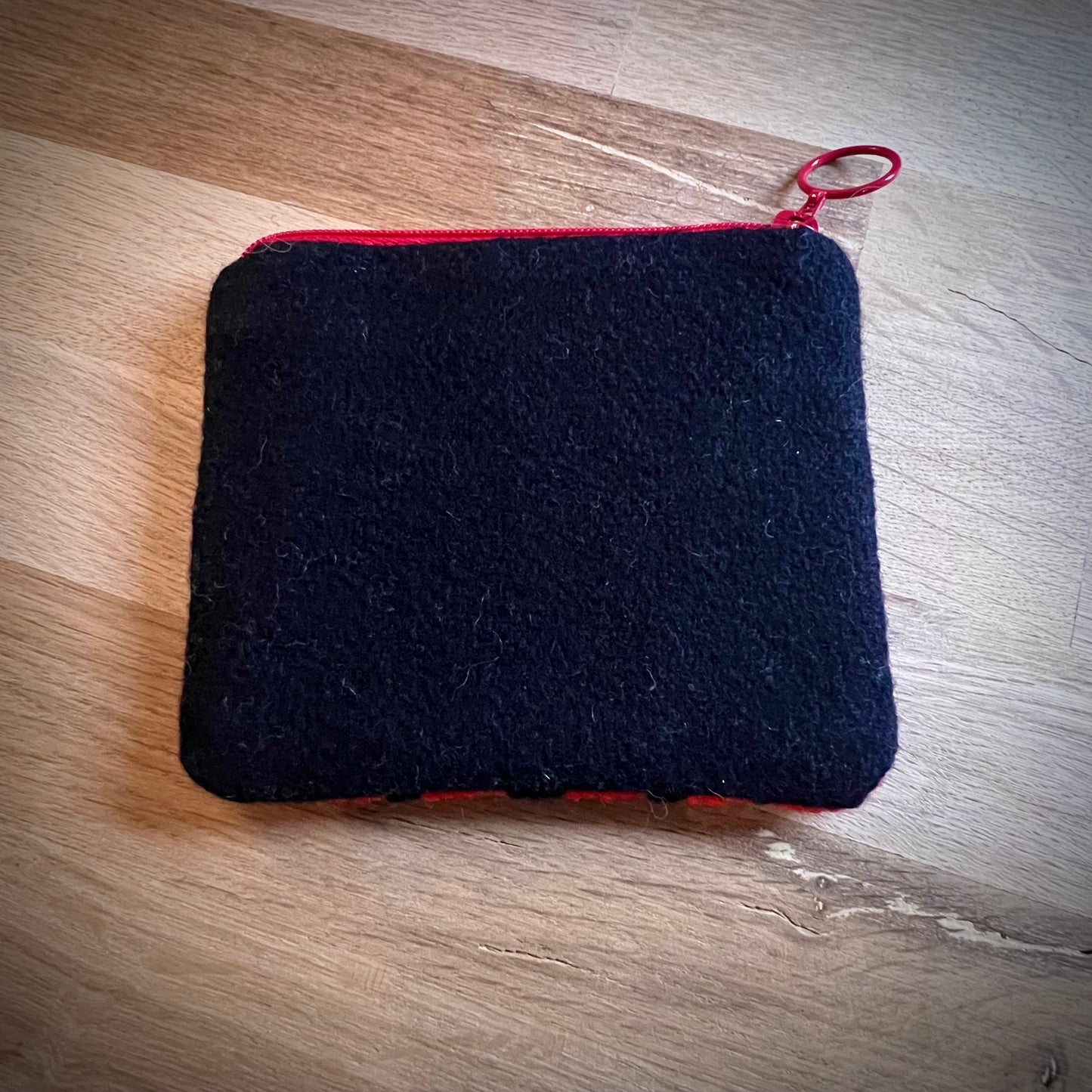 Handgjord unik börs, peace röd/svart