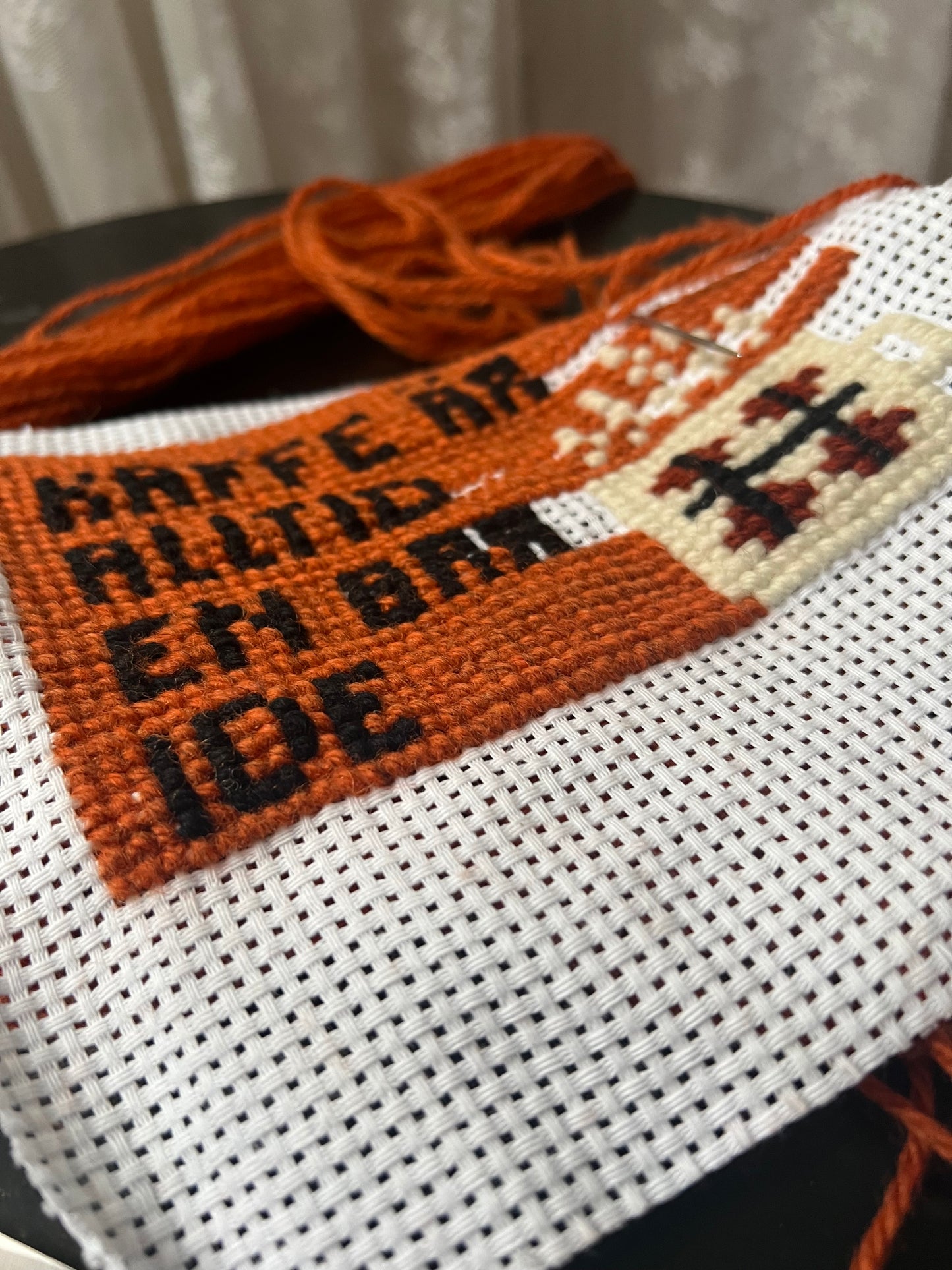 Broderikit med texten kaffe är alltid en bra ide