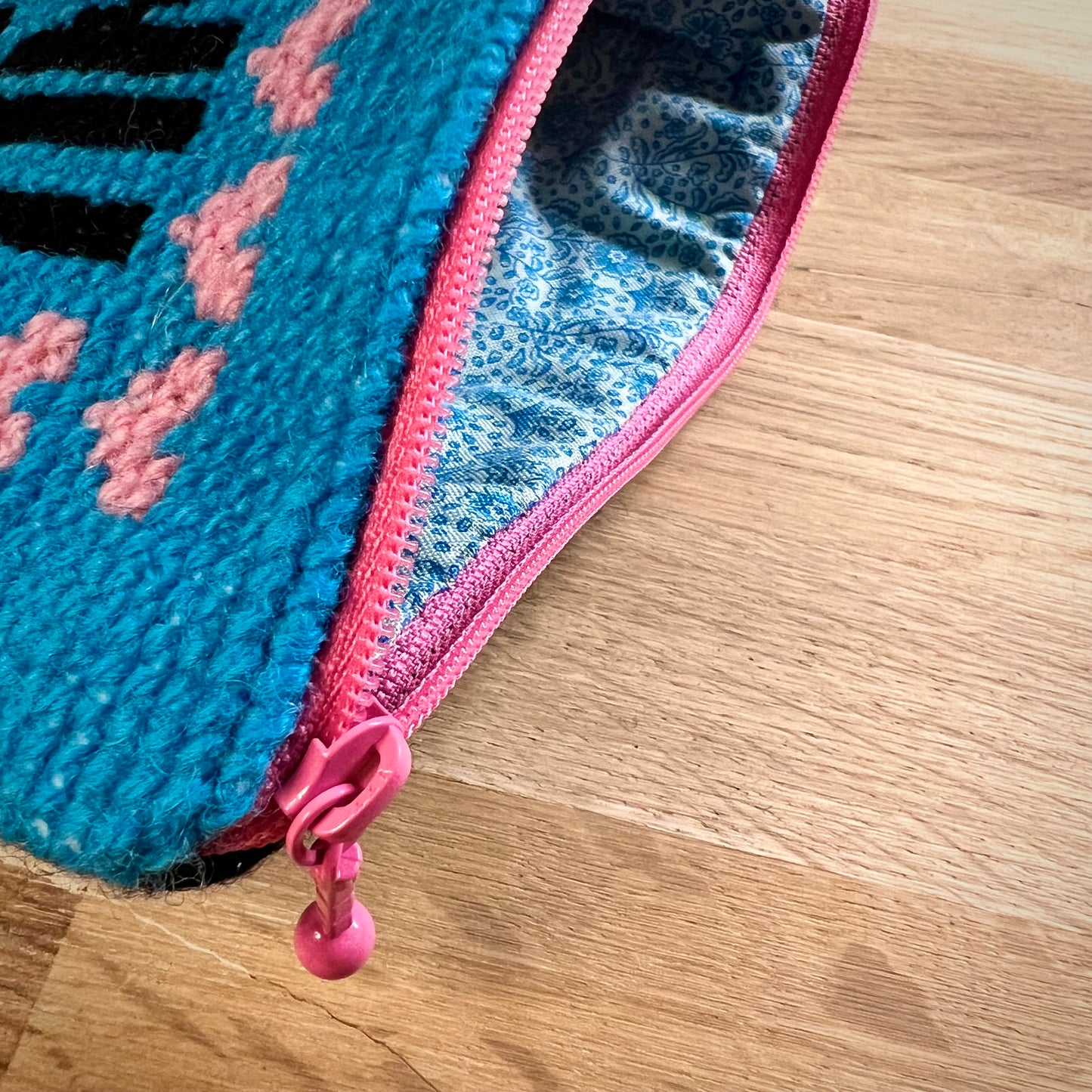 Handgjord unik börs, ”lev nu, dö sen” turkos 19x14cm