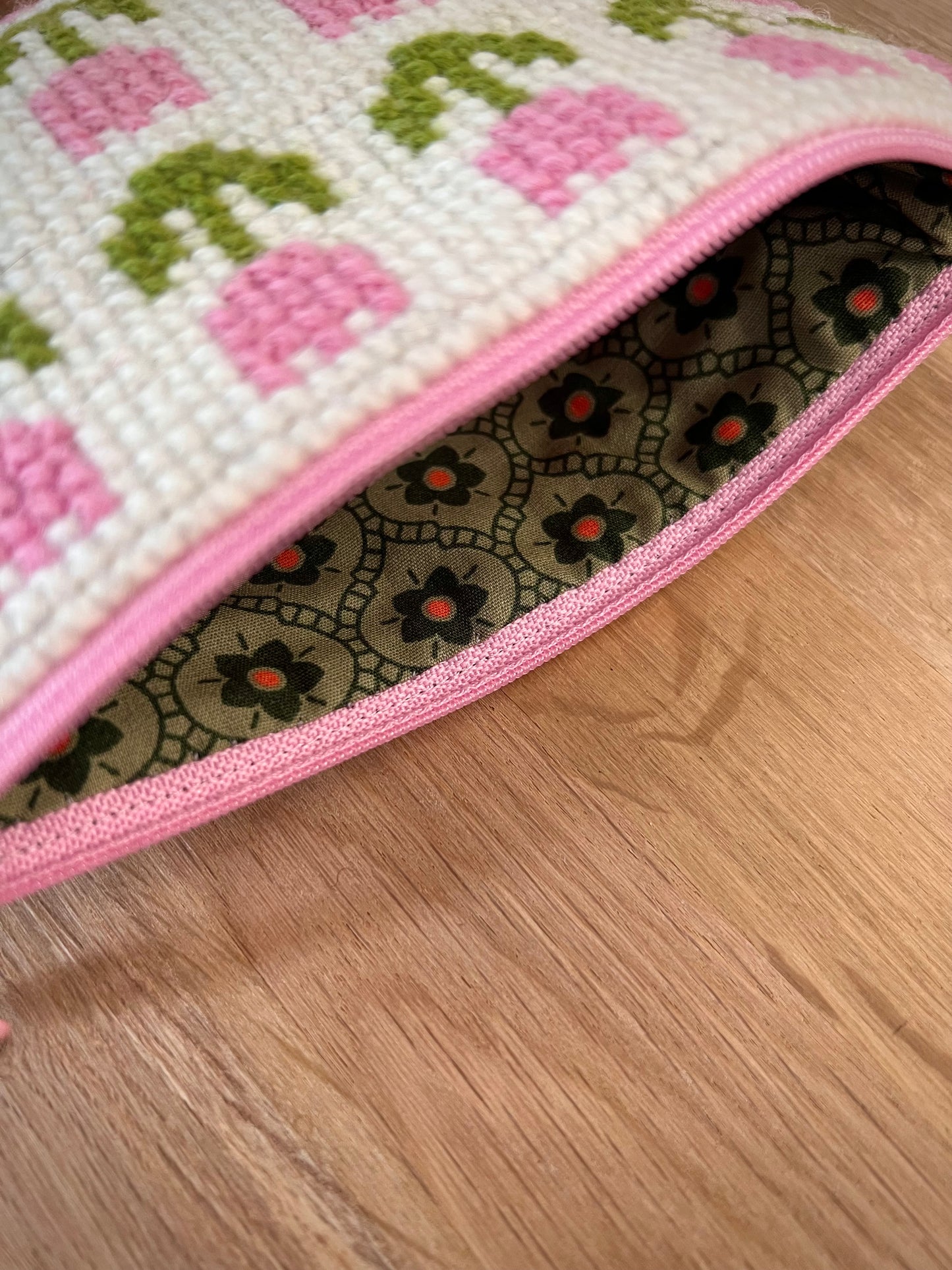 Handgjord unik börs, ”tulpanerna blommar” vit/rosa/grön 18,5x13cm