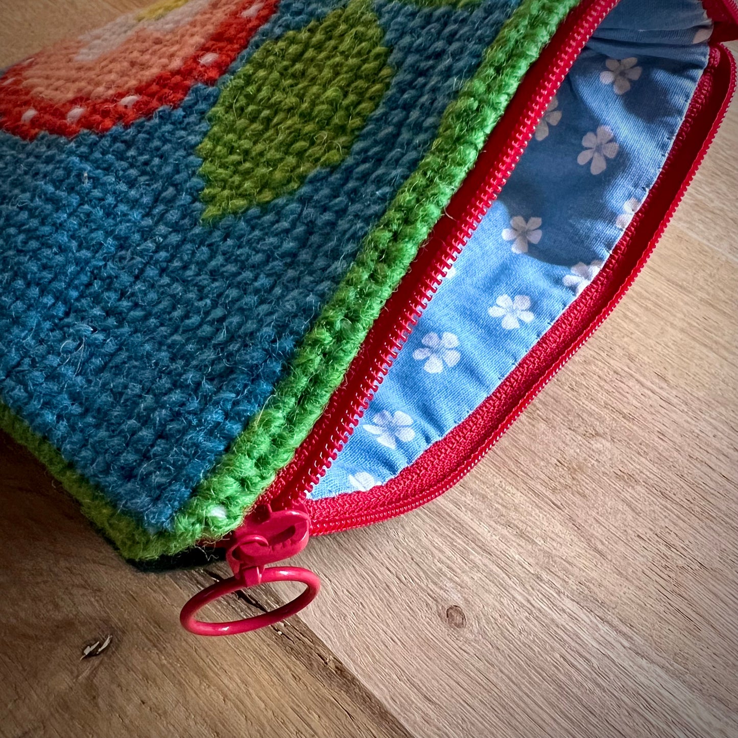 Handgjord unik börs, äpple & blomma i retrostil 17,5x15cm