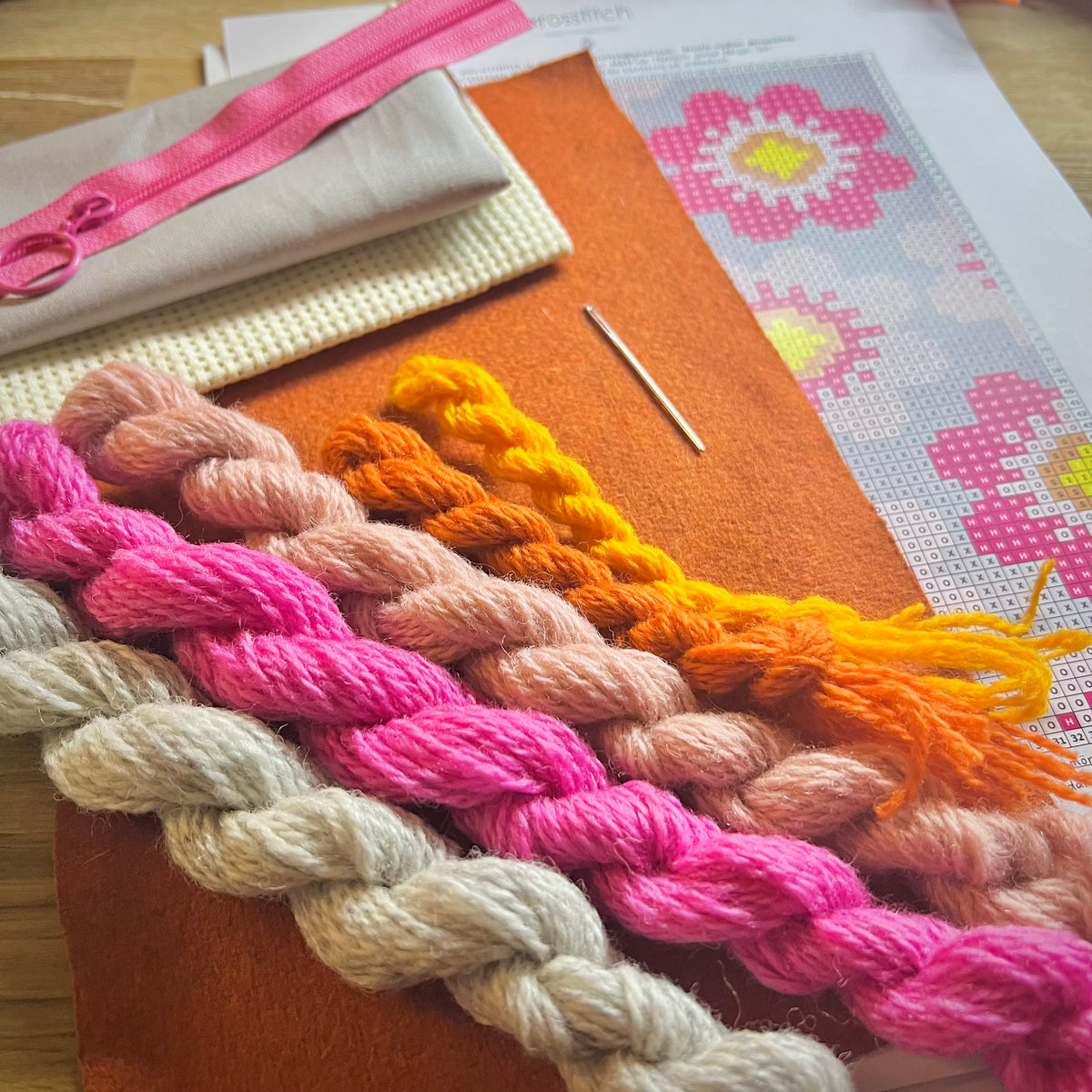 Mobil och glasögonfodral kit ”sommarblom” ljusgrå/rosa 12x20cm