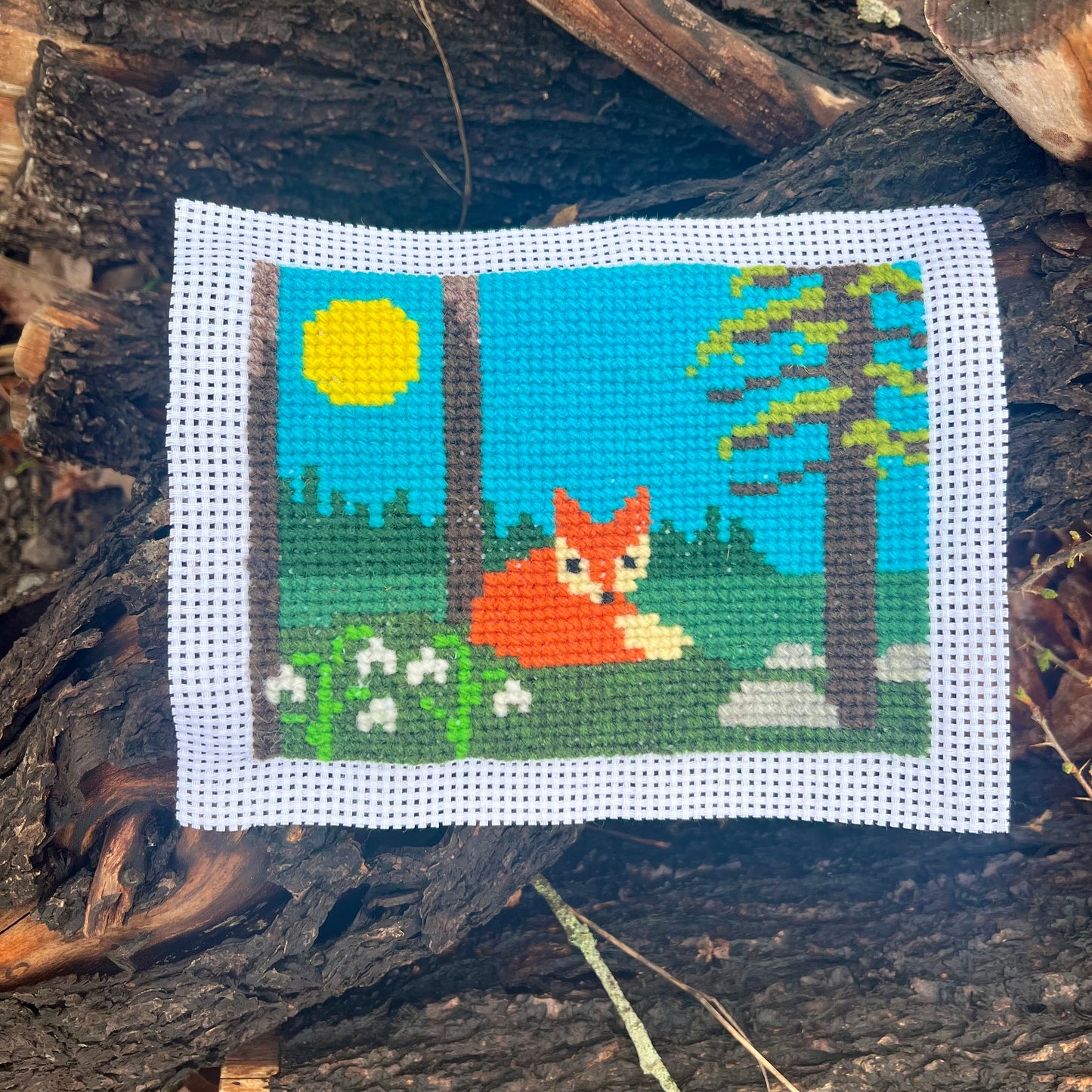 Broderikit med ullgarn ”räv värmer sig i vårens solstrålar” 13x17cm