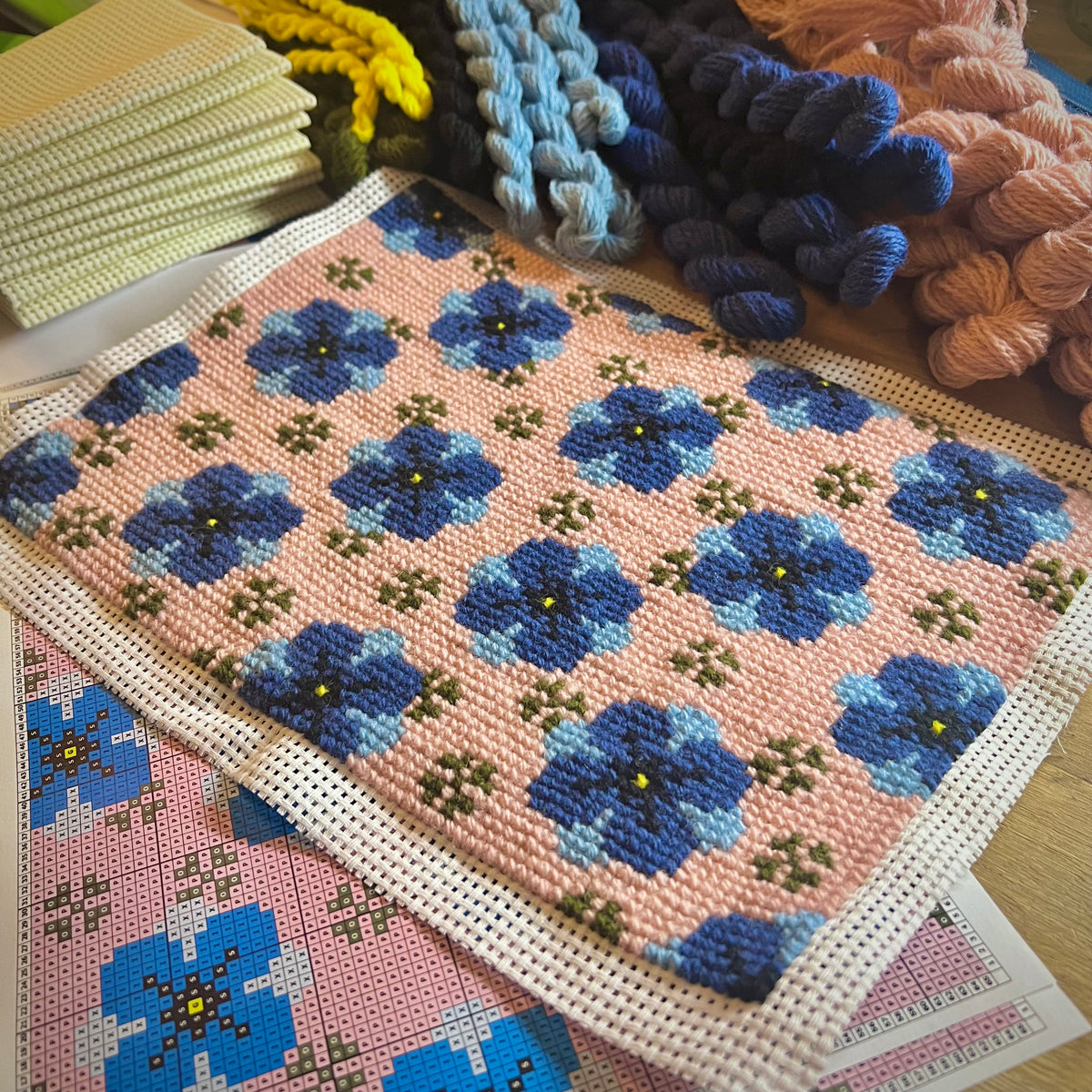 Broderikit med ullgarn ”Poppig petunia, stor” gammelrosa/blå ca 20,5x28,5cm