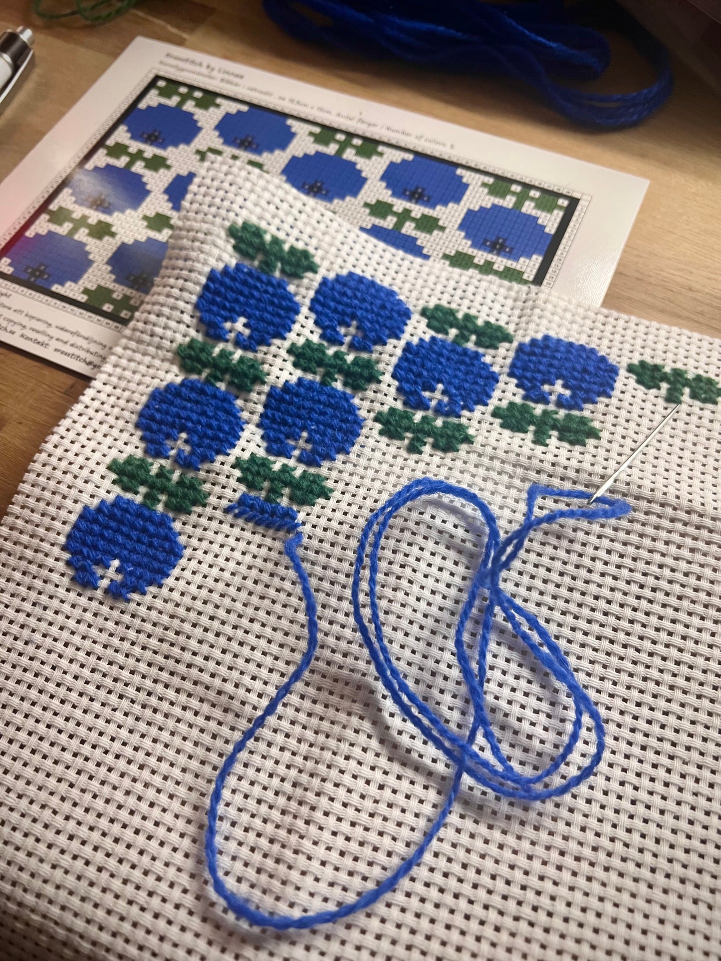 Broderikit med ullgarn ”blåbär i retrostil”