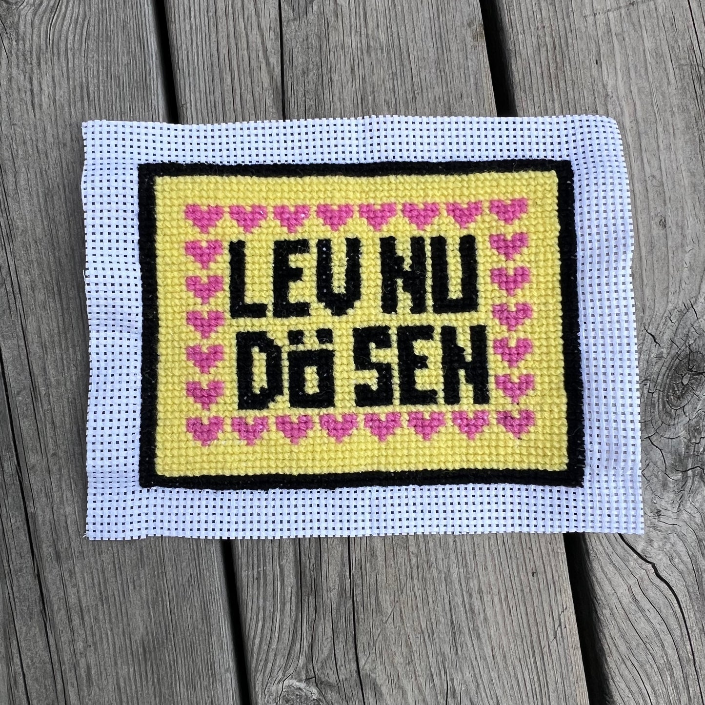 Text broderikit med ullgarn ”Lev nu, dö sen” ca 15x18cm