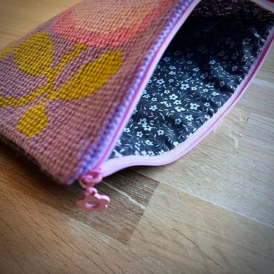 Handgjord unik börs, ”snirkliga tulpaner, stora” rosa/lila 25x18,5cm