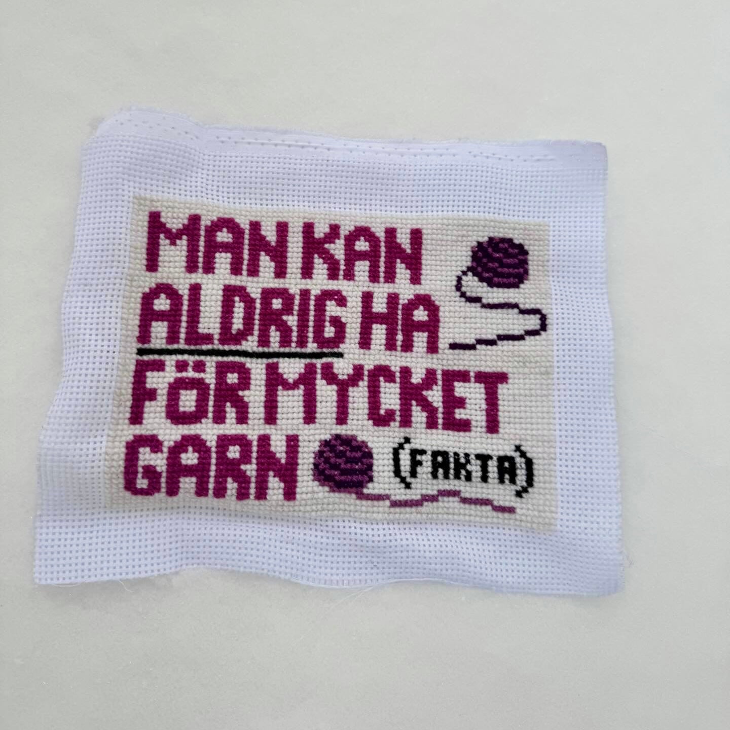 Handgjord unik börs, med text ”man kan aldrig ha för mycket garn” rosa/vit/lila 24x18cm