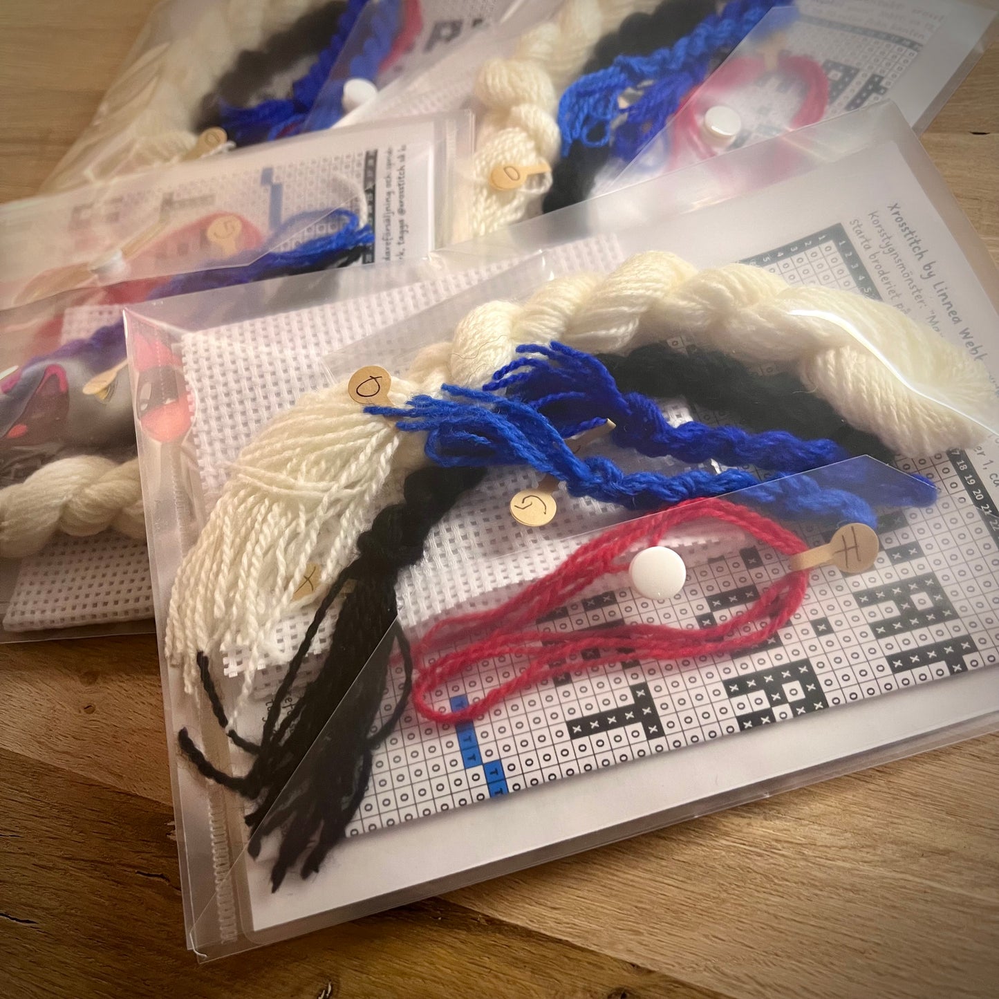 Text broderikit med ullgarn ”man kan aldrig äga för mycket garn” 18x12,5cm