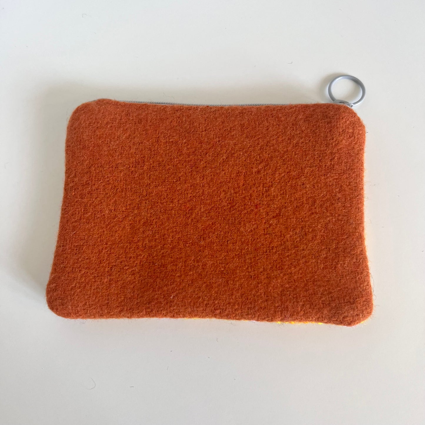 Unik handgjord nysydd börs portmonnä plånbok broderat korsstygn med ullgarn hög kvalitet från Sverige broderat med egendesignat mönster i gult orange och rosa baksida orange vadmal ull