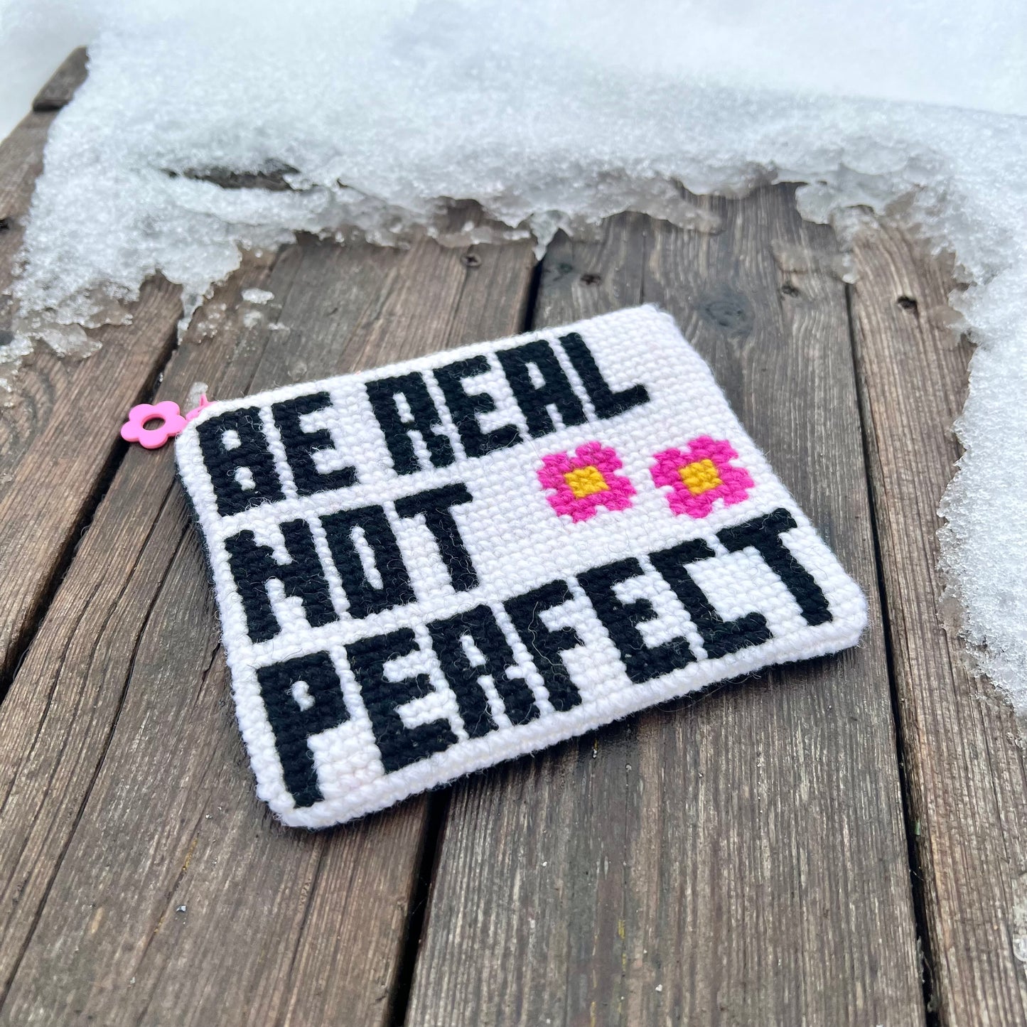 Handgjord unik börs ”be real, not perfect” vit 12x14cm