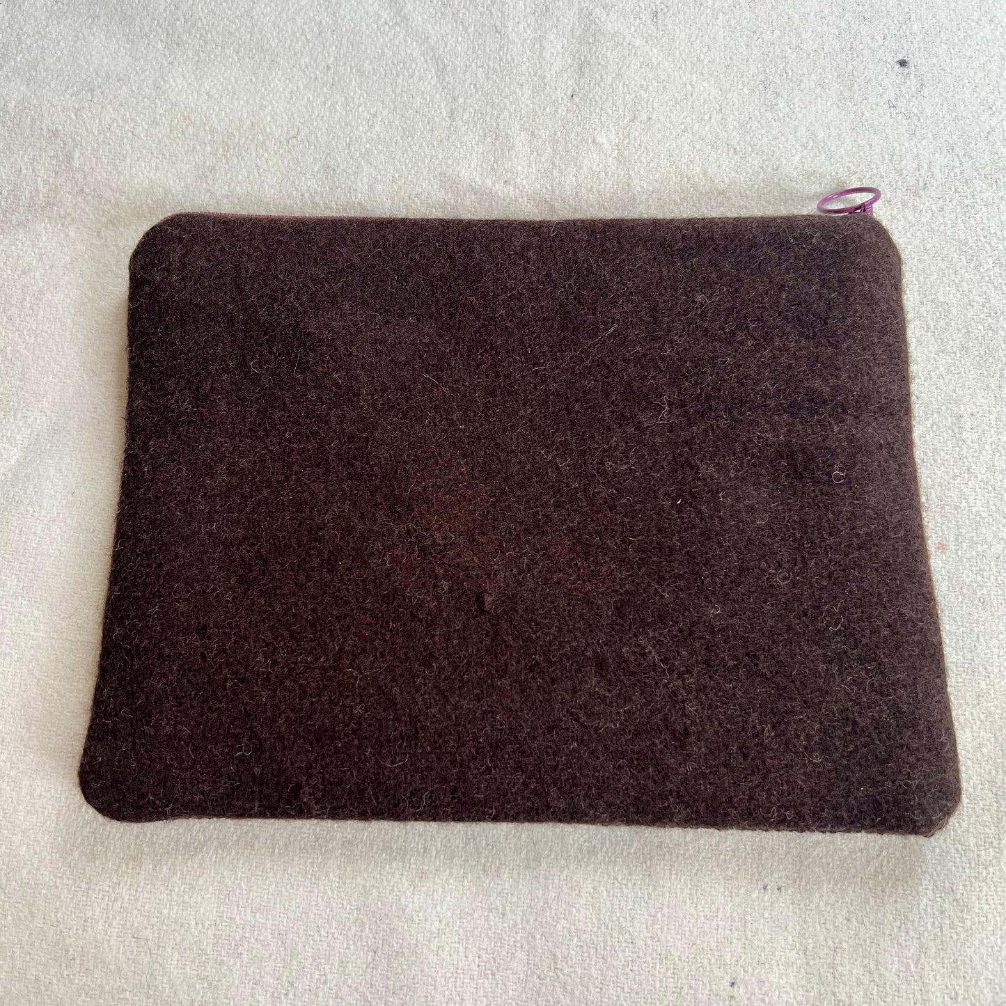 Broderi & sykit, fodral ”randiga rariteter” ca 18x25cm, färg: choklad/plommon