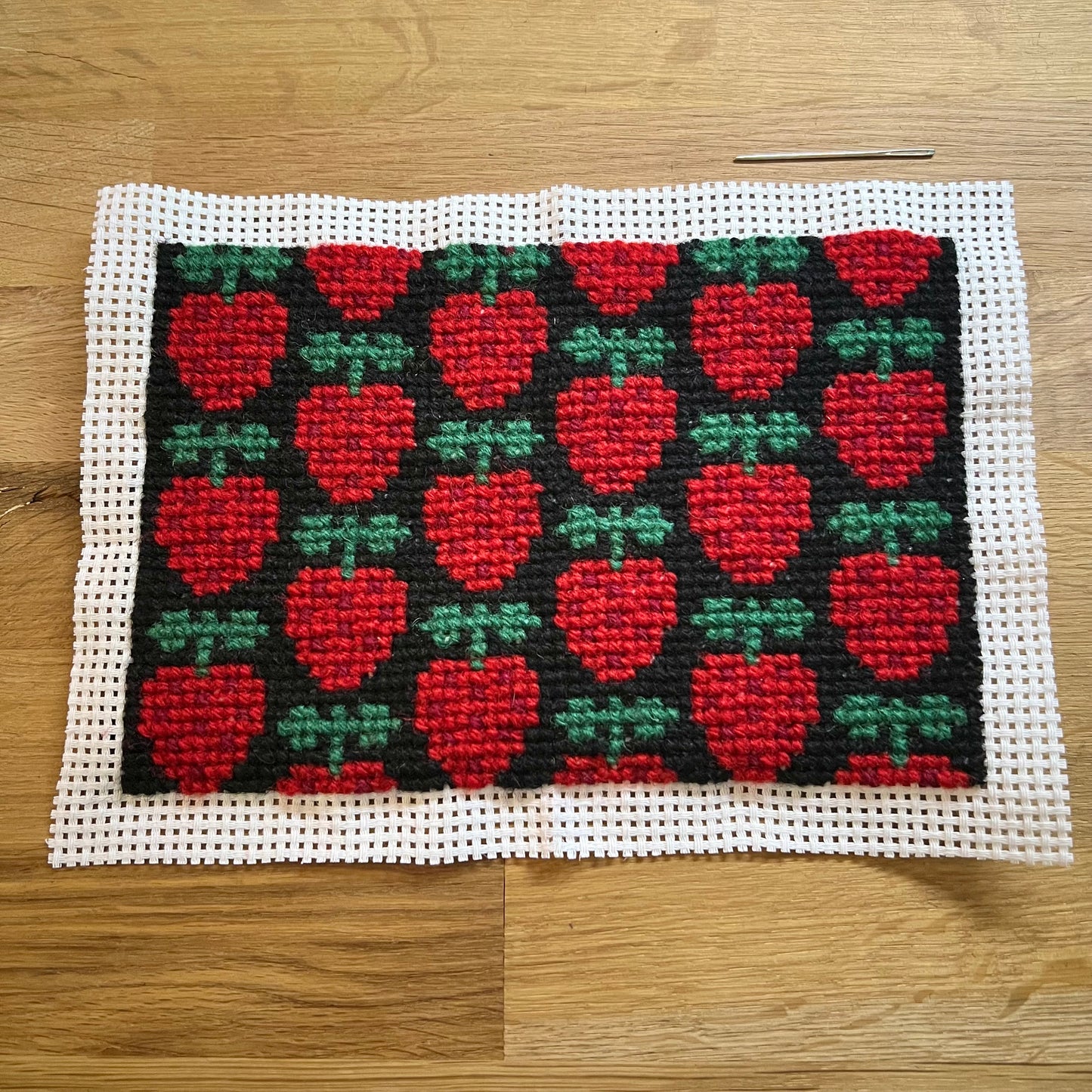Handgjord unik börs, ”jordgubbslandet” svart 18x13cm