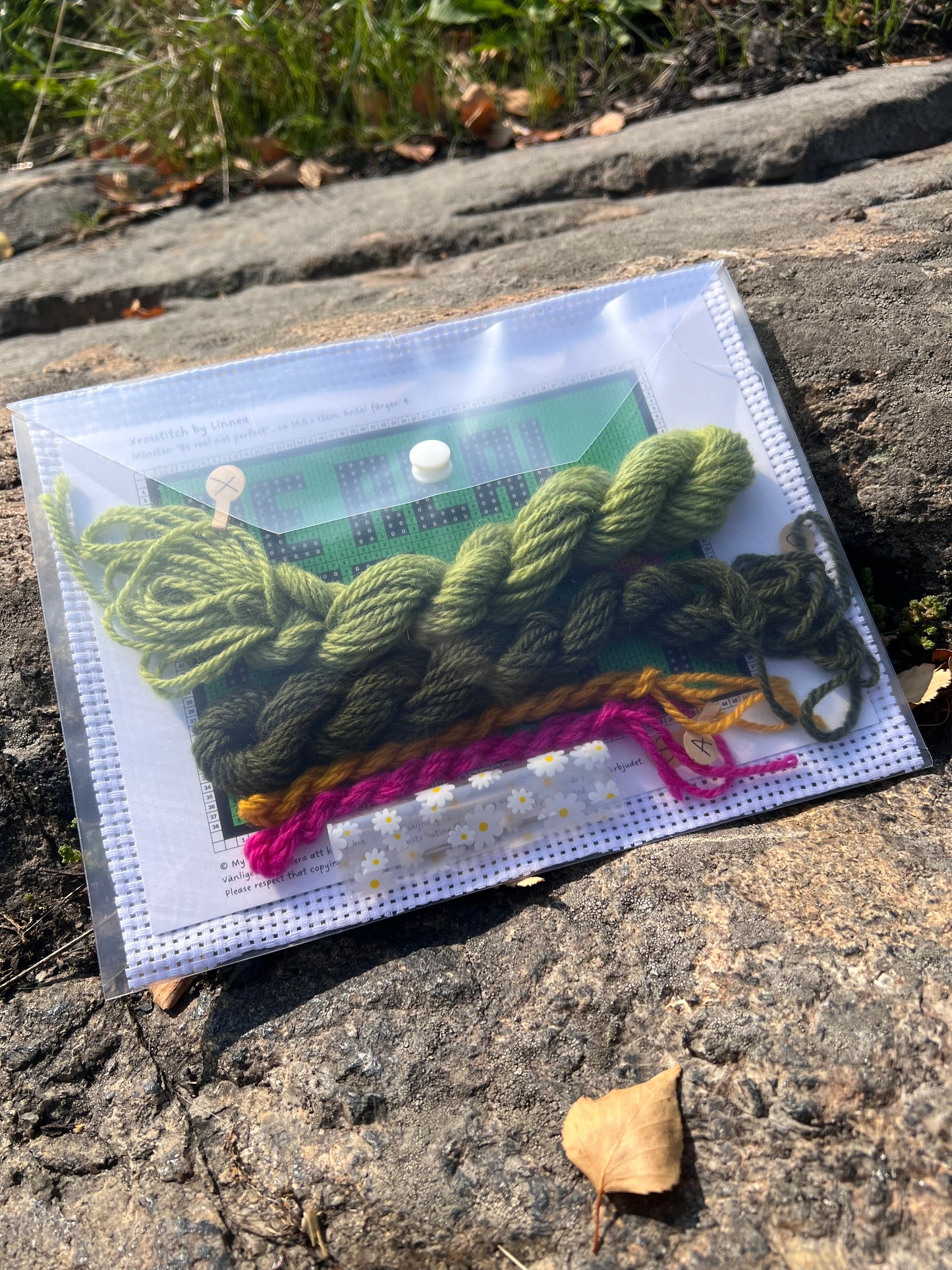 Broderikit med texten ”be real, not perfect”