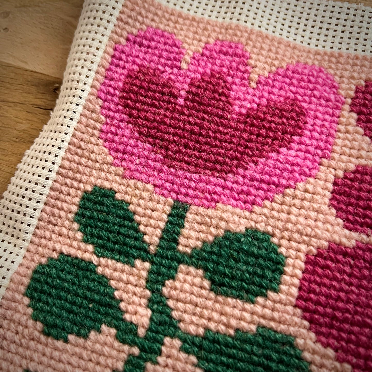 Broderikit med ullgarn ”snirkliga tulpaner, stora” 18,5x25cm