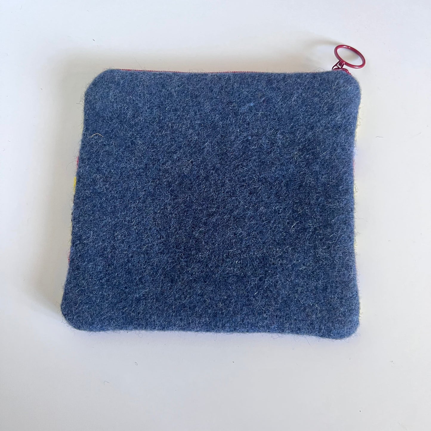 Handgjord unik börs korsstygn broderi i retrostil broderad i ull med blommor och blad m, färger gul blå röd vit mönster är från svensk hemslöjd , färgerna liknar Djurgårdens if baksida vadmal i blått