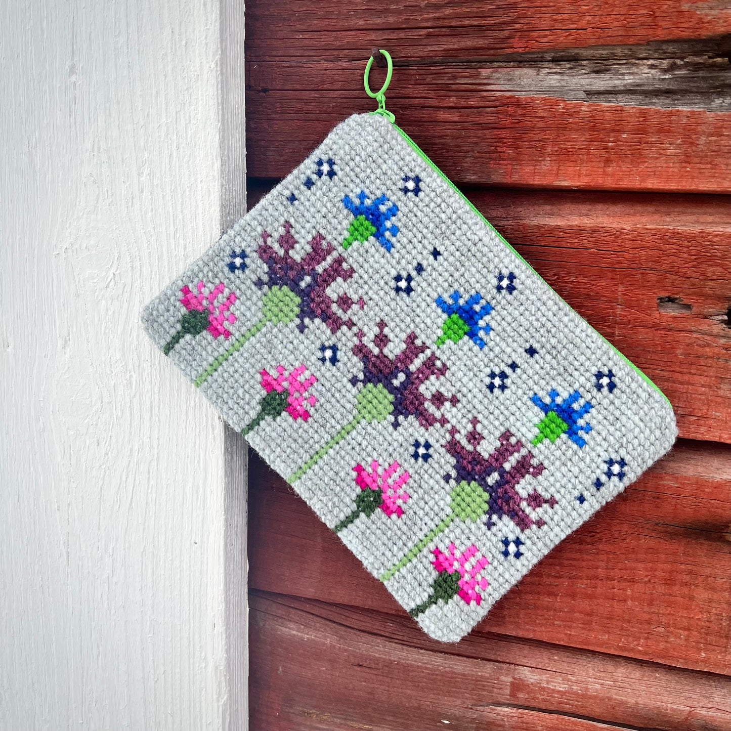 Broderikit med ullgarn ”I sommarens flora, står klinten den stora” 19,5x14cm