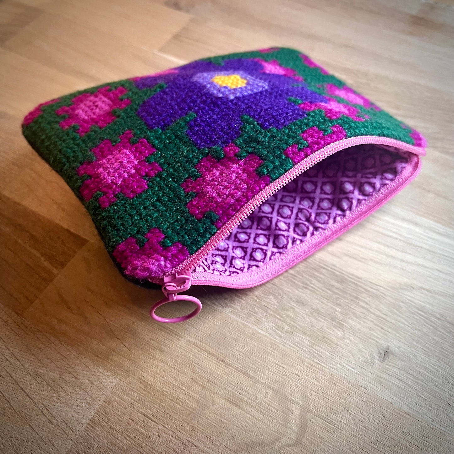 Handgjord unik börs, blommig i retrostil, rosa/lila/grön