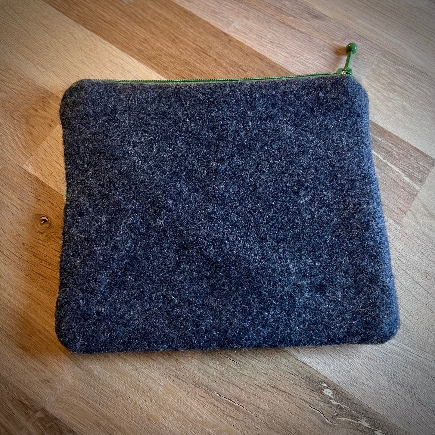 Handgjord unik börs, fjällhare på berget