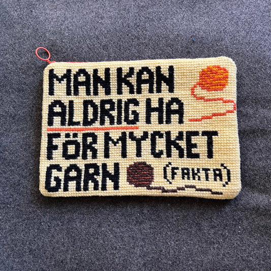Handgjord unik börs, med text ”man kan aldrig ha för mycket garn” ljusgrå 17,5x25cm