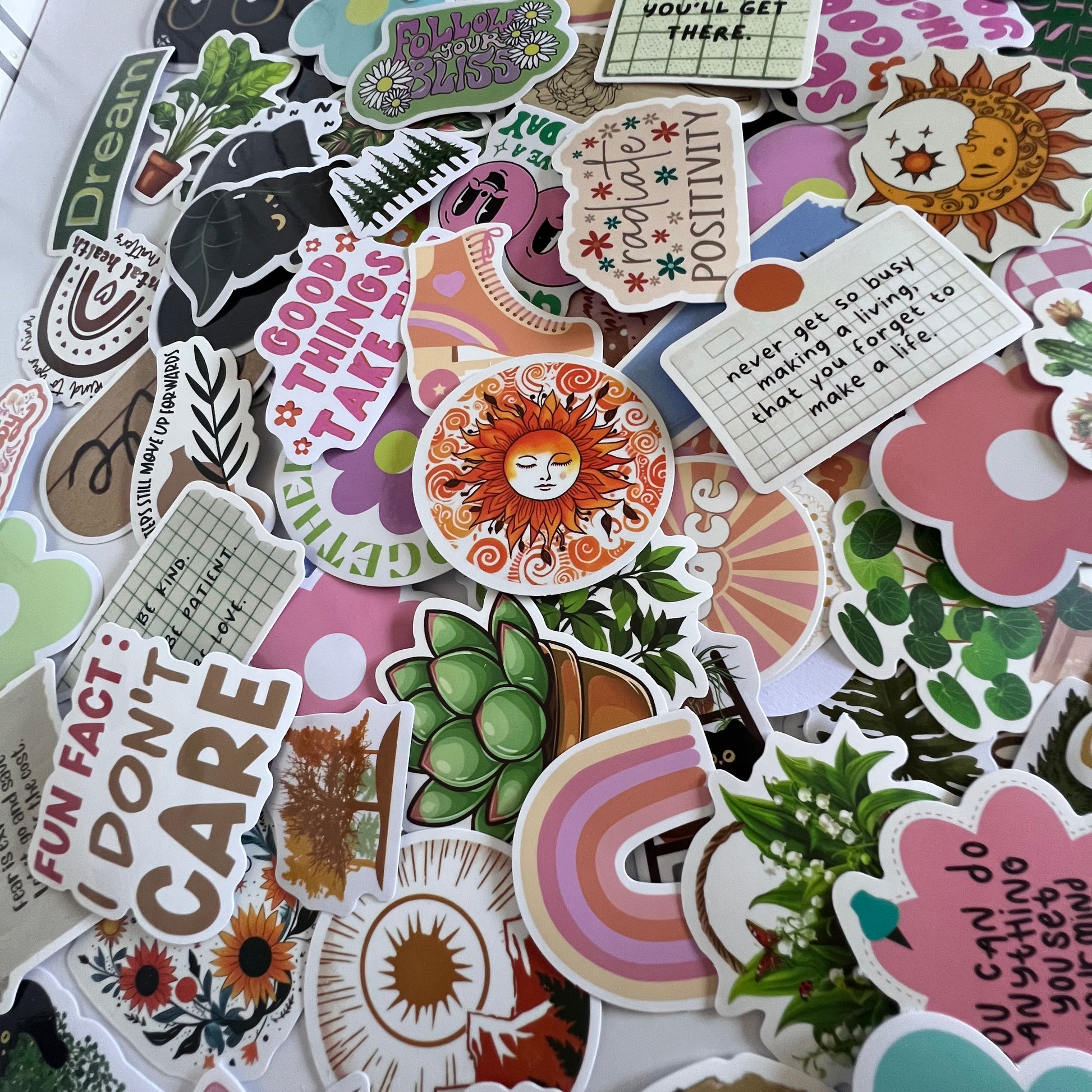 Klistermärken unika roliga olika motiv och färger med växter djur texter osv