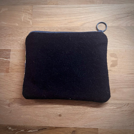 Handgjord unik börs, blåbär i retrostil, vit