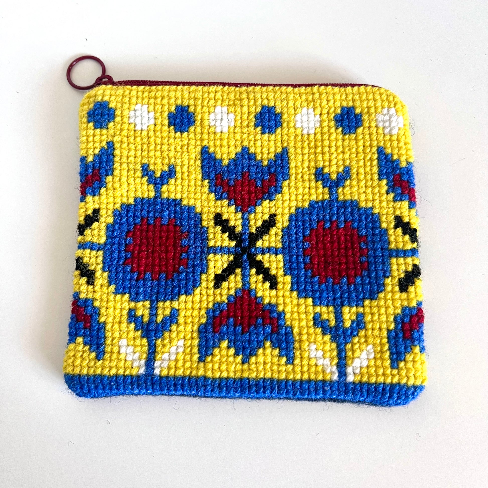 Handgjord unik börs korsstygn broderi i retrostil broderad i ull med blommor och blad m, färger gul blå röd vit mönster är från svensk hemslöjd , färgerna liknar Djurgårdens if 