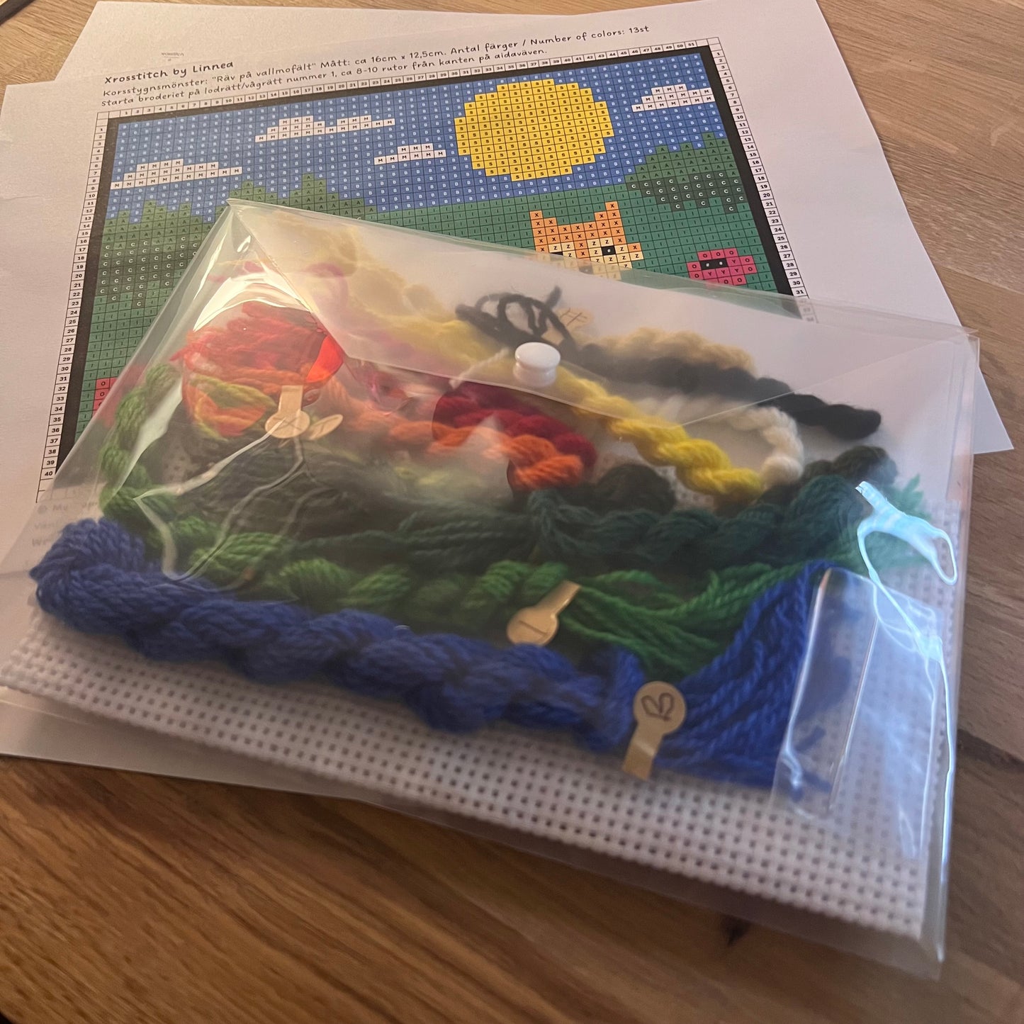 Broderikit med ullgarn ”räv på vallmofält”