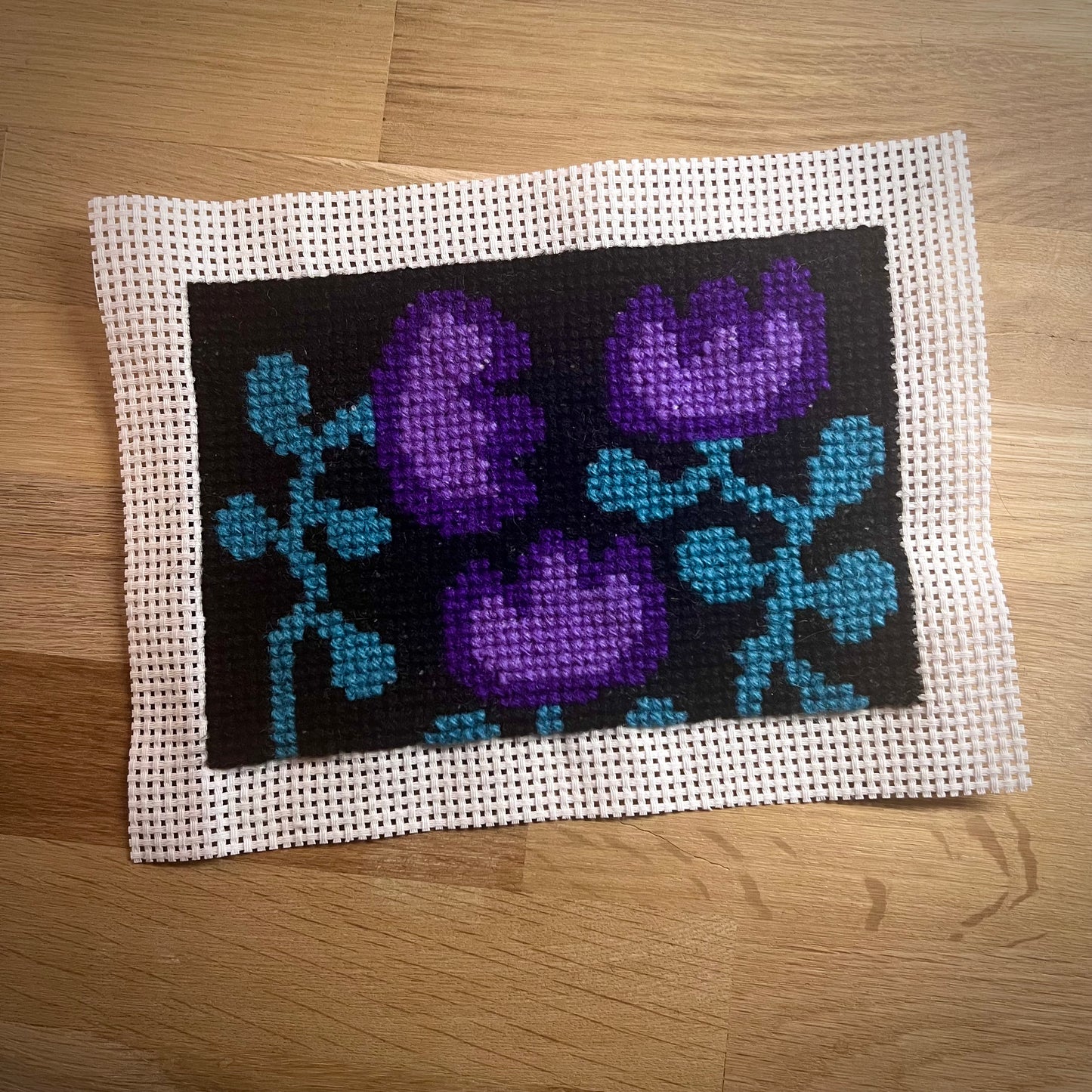 Broderikit med ullgarn ”snirkliga tulpaner” 12x17,5cm