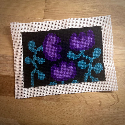 Broderikit med ullgarn ”snirkliga tulpaner” 12x17,5cm