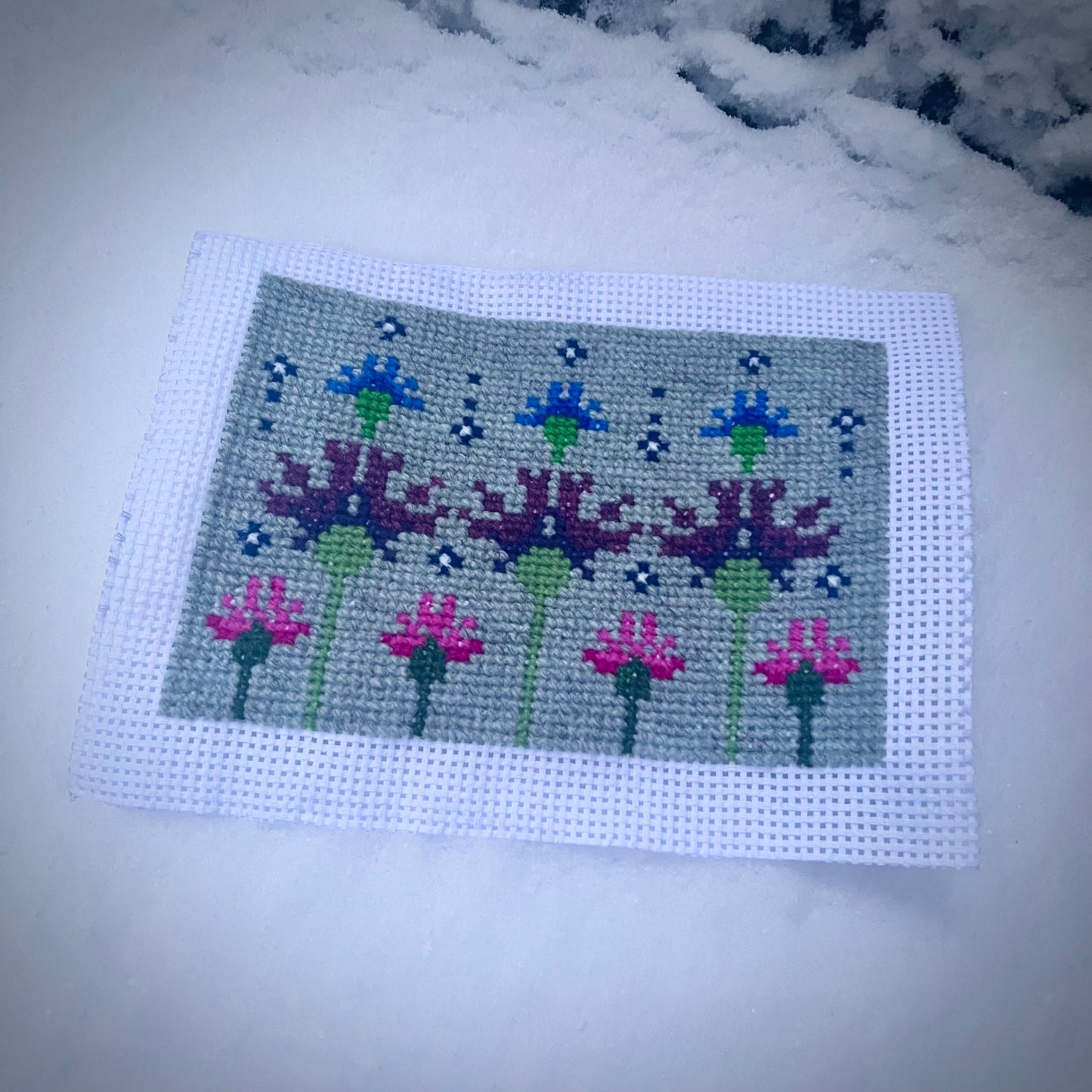 Broderikit med ullgarn ”I sommarens flora, står klinten den stora” 19,5x14cm