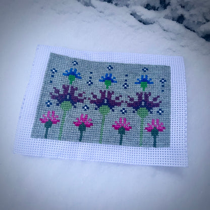 Broderikit med ullgarn ”I sommarens flora, står klinten den stora” 19,5x14cm