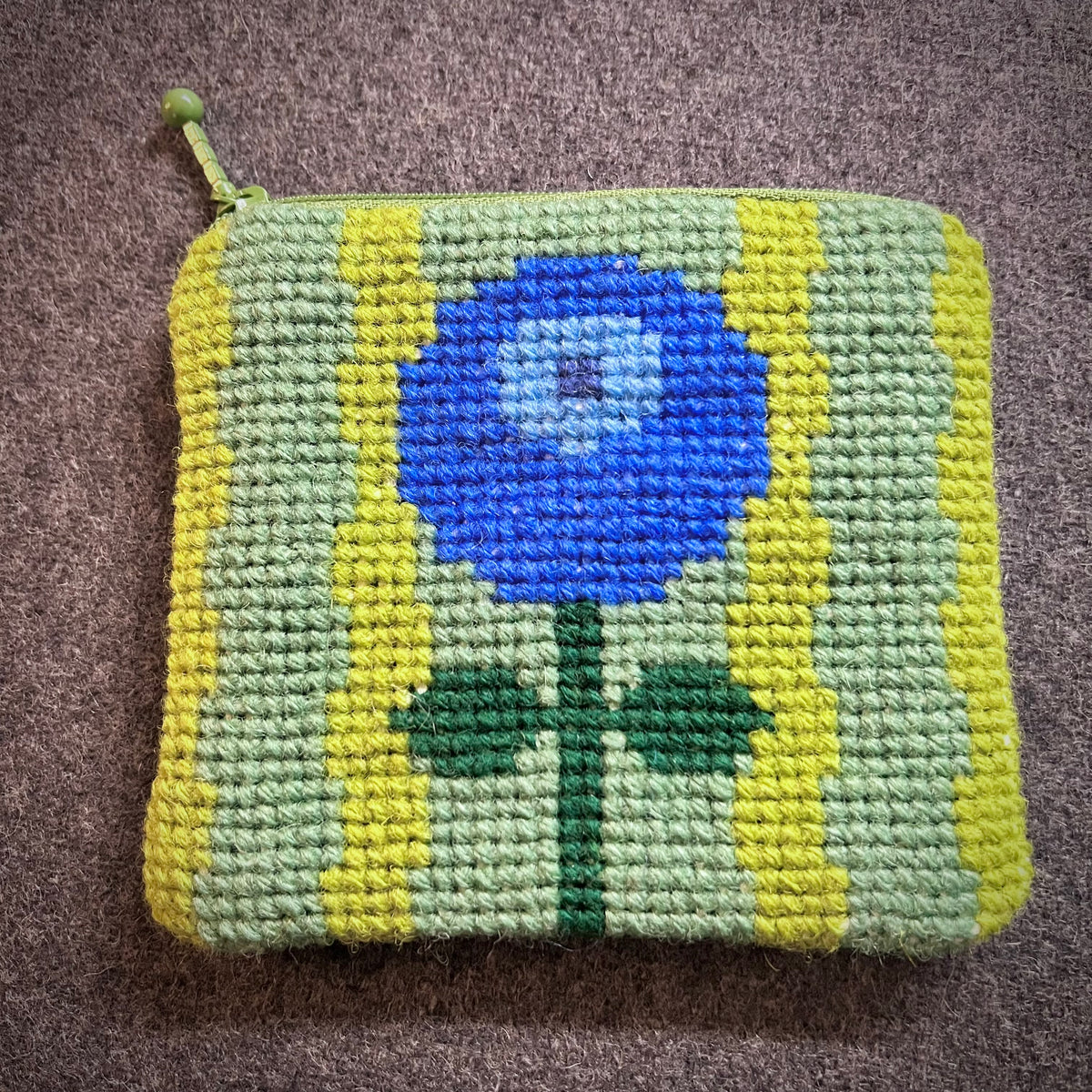 Broderi & sykit, liten börs ”det ensamma lilla blåbäret” 11,5x13cm
