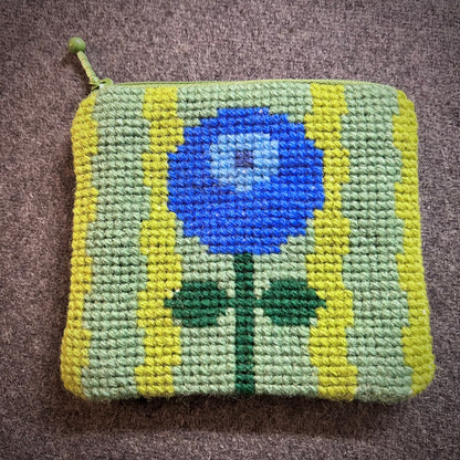 Broderi & sykit, liten börs ”det ensamma lilla blåbäret” 11,5x13cm