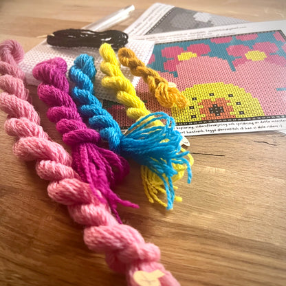 Broderikit med ullgarn ”retroblomma”