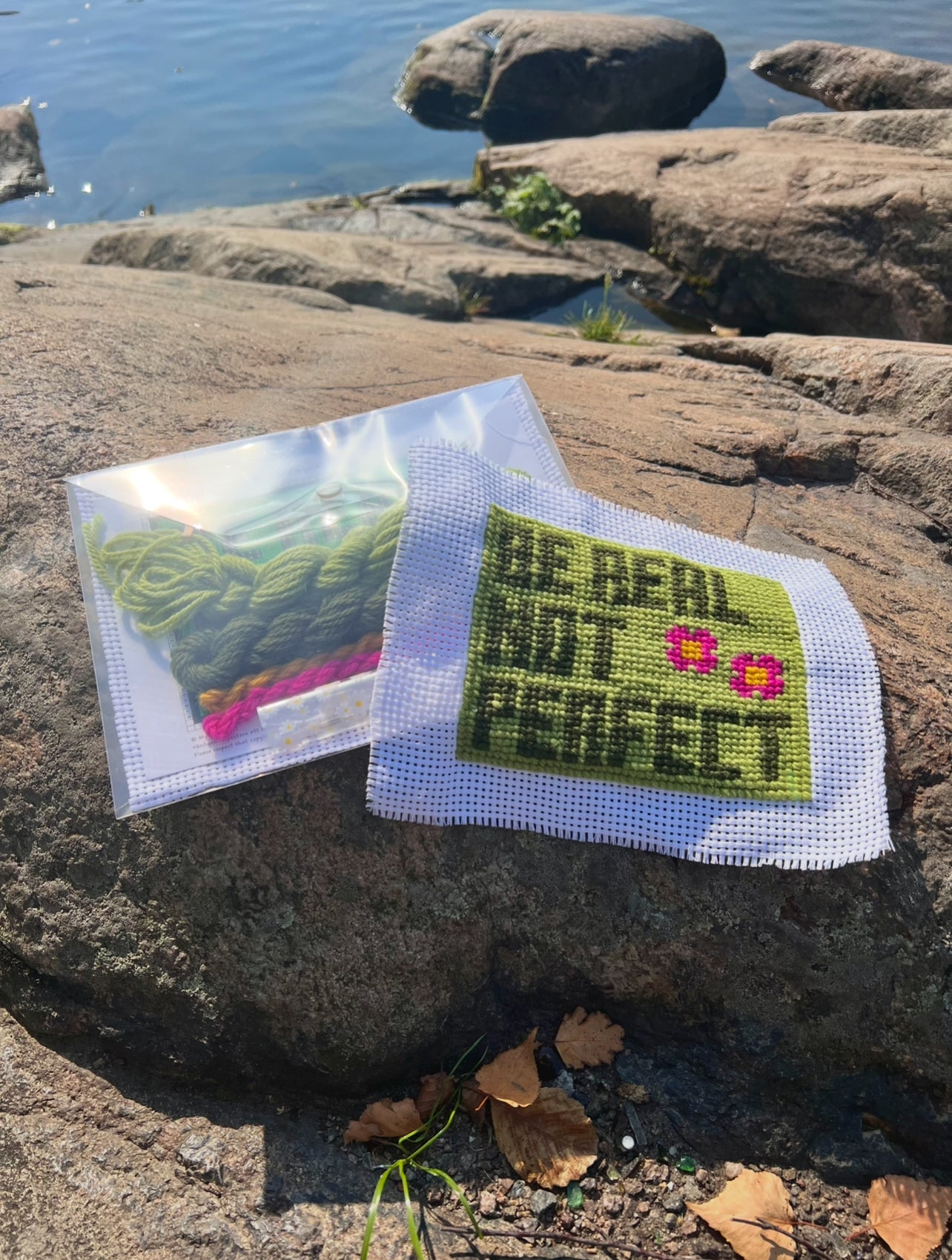 Broderikit med texten ”be real, not perfect” 