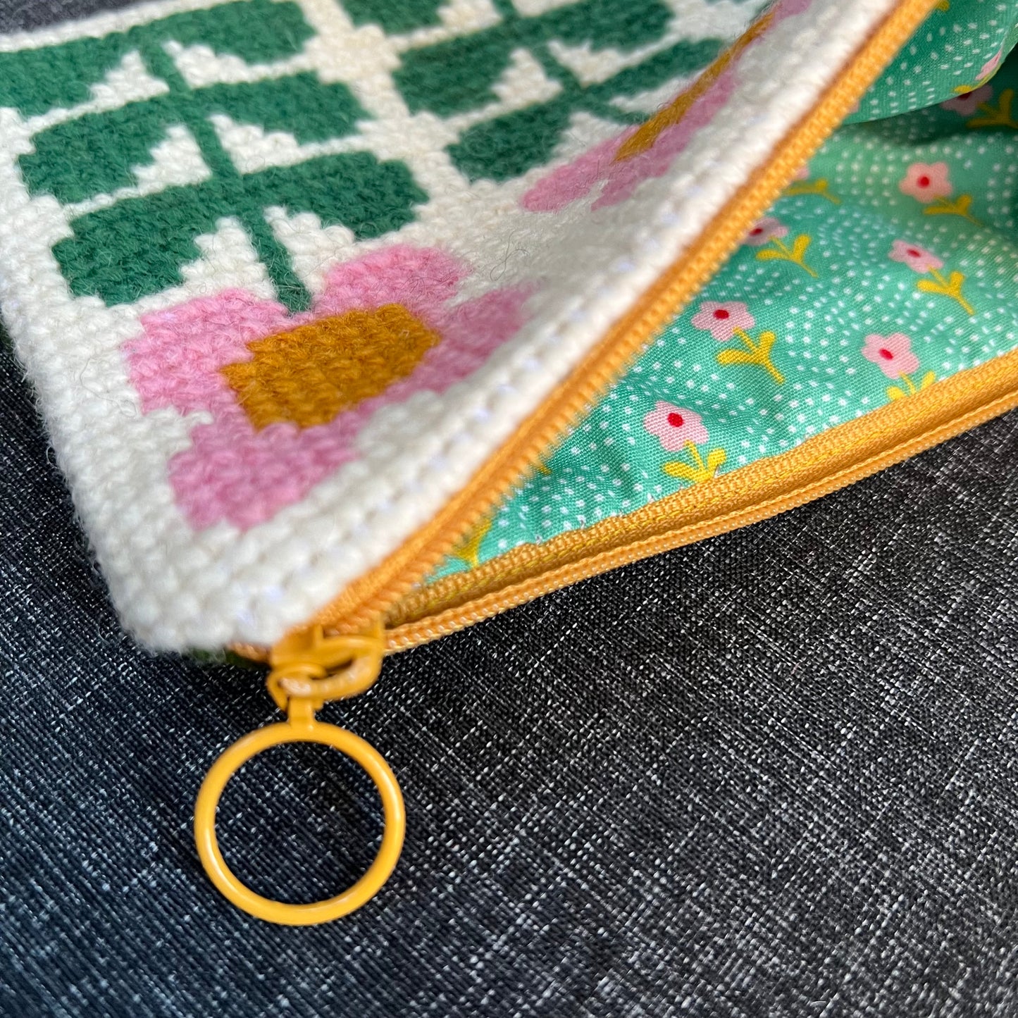Handgjord unik börs, ”3 retroblommor” vit/grön/rosa 12x17cm