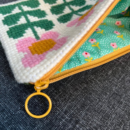 Handgjord unik börs, ”3 retroblommor” vit/grön/rosa 12x17cm
