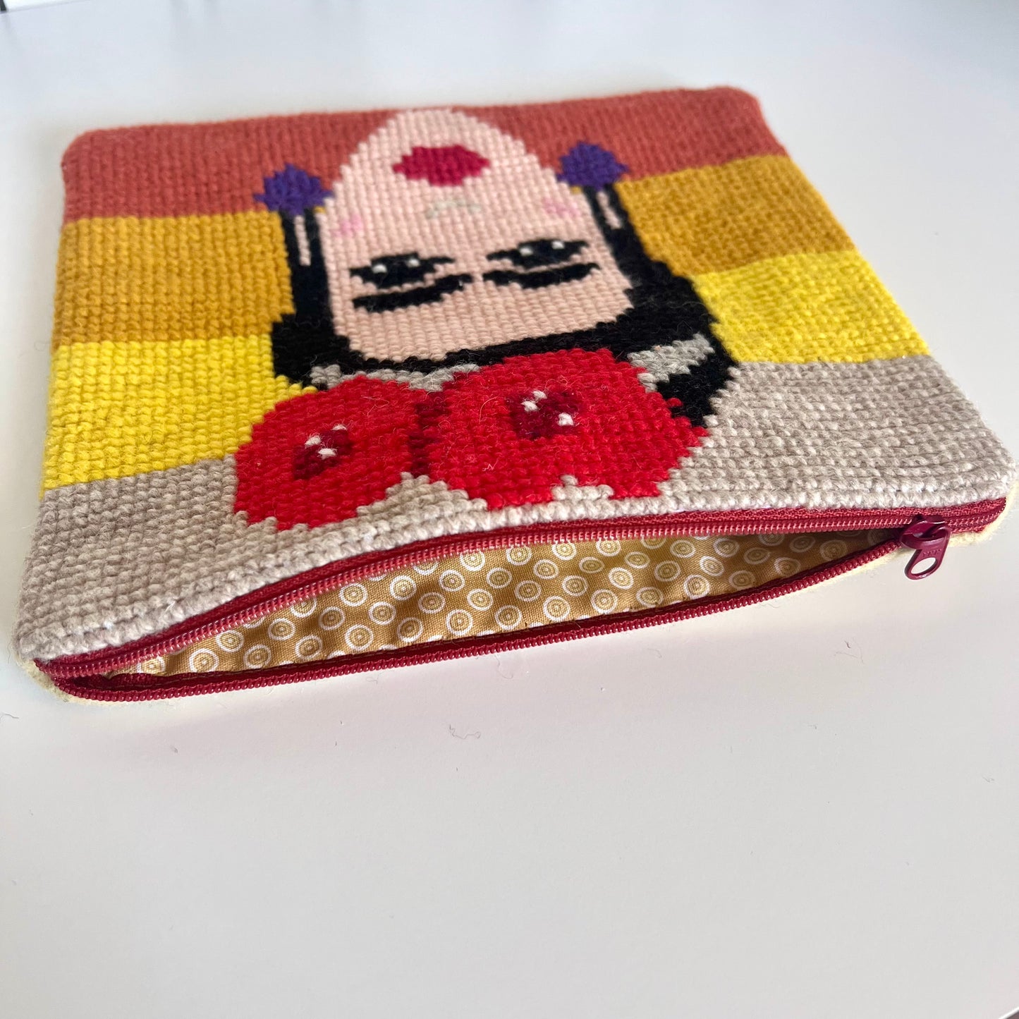 Handgjord unik börs ullgarn korsstygn eget mönster Frida kahlo insida av bomull färger grå gul orange röd svart beige