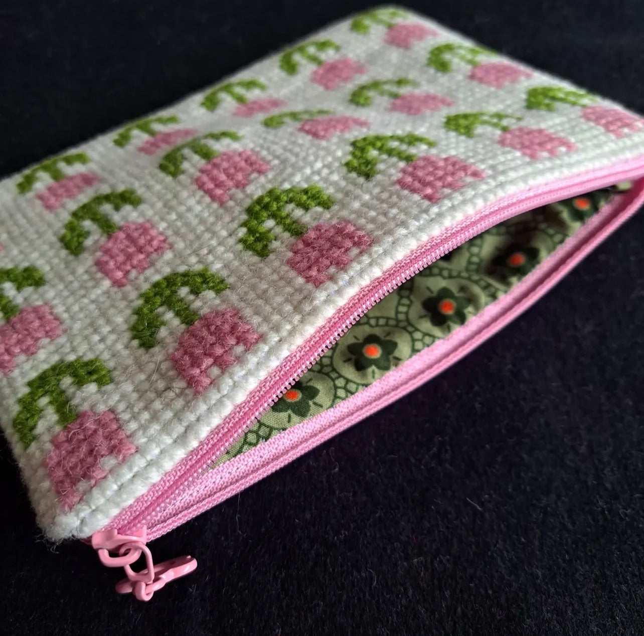 Handgjord unik börs, ”tulpanerna blommar” vit/rosa/grön 18,5x13cm