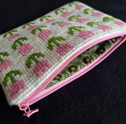 Handgjord unik börs, ”tulpanerna blommar” vit/rosa/grön 18,5x13cm