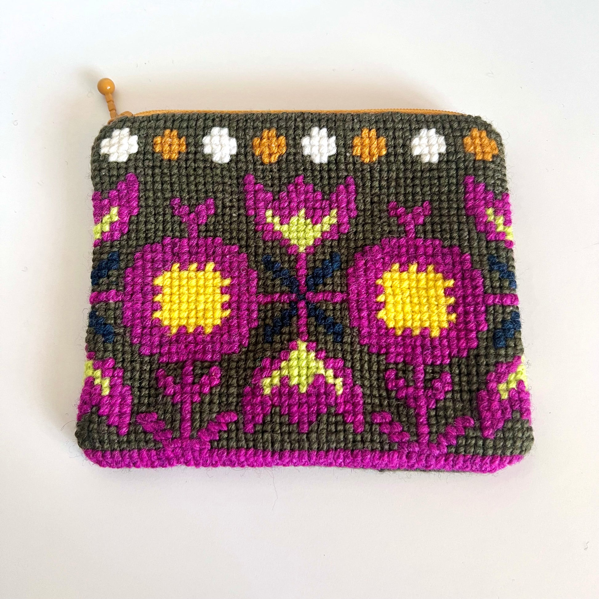 Handgjord unik börs korsstygn broderi i retrostil broderad i ull med blommor och blad m, färger mörkgrön gul mörkt rosa orange vit mönster är från svensk hemslöjd 
